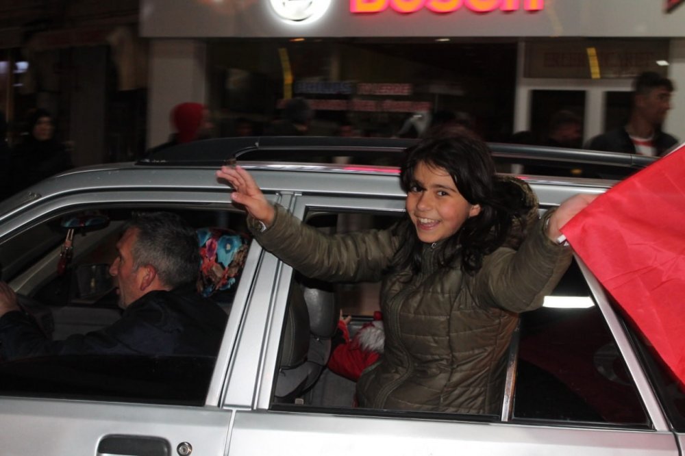 Seçim kutlaması gece geç saatlere kadar devam etti