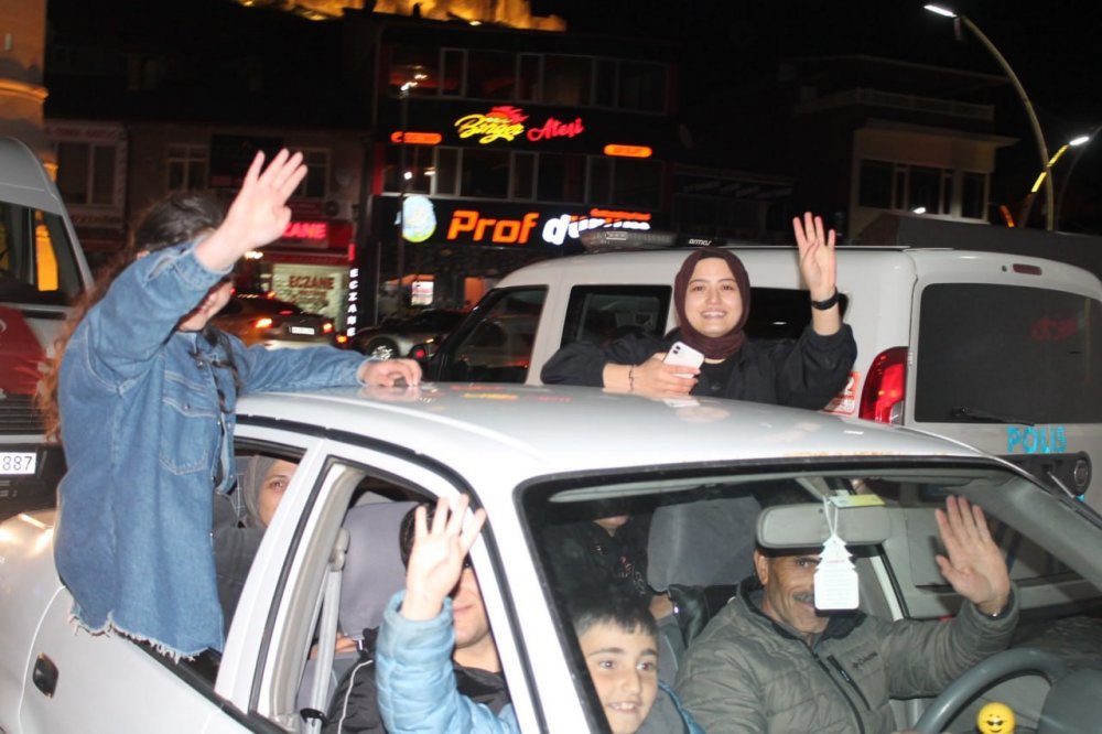 Seçim kutlaması gece geç saatlere kadar devam etti