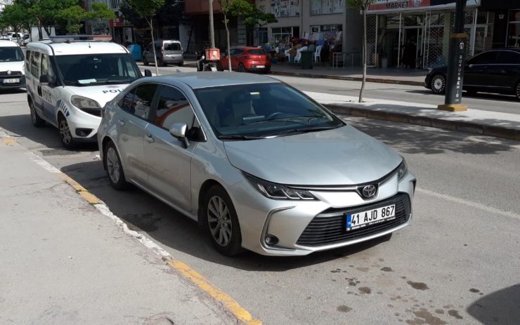 Aracını yasak olan yere park eden sürücüyü bacağından vurdu