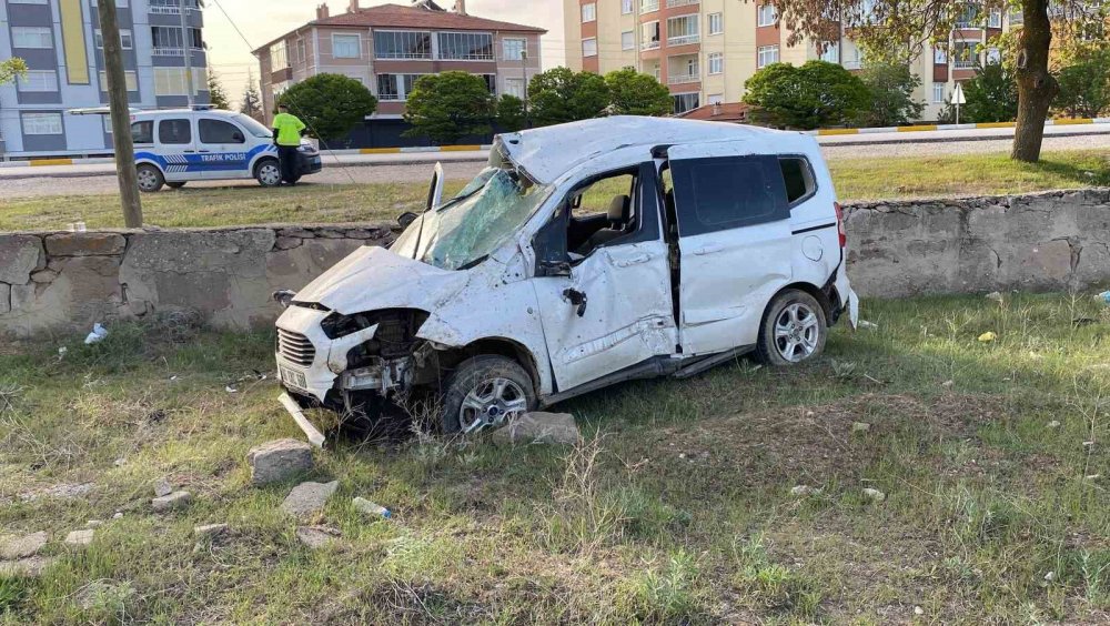 Konya'da köpeğe çarpan hafif ticari araç takla attı