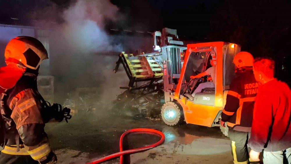 Duş kabini üreten fabrikada atık malzeme yangını