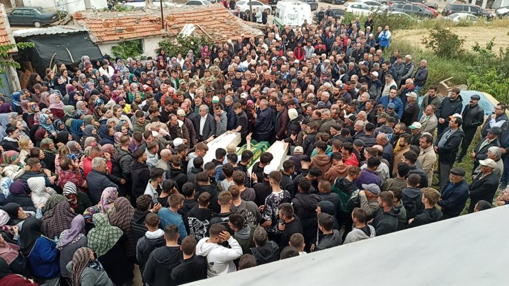 Kalp krizi geçiren baba ve oğlu yan yana toprağa verildi