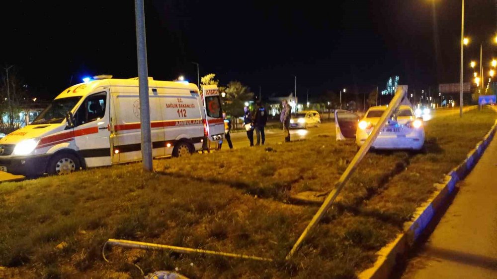 Kontrolden çıkan otomobil aydınlatma direğini devirdi