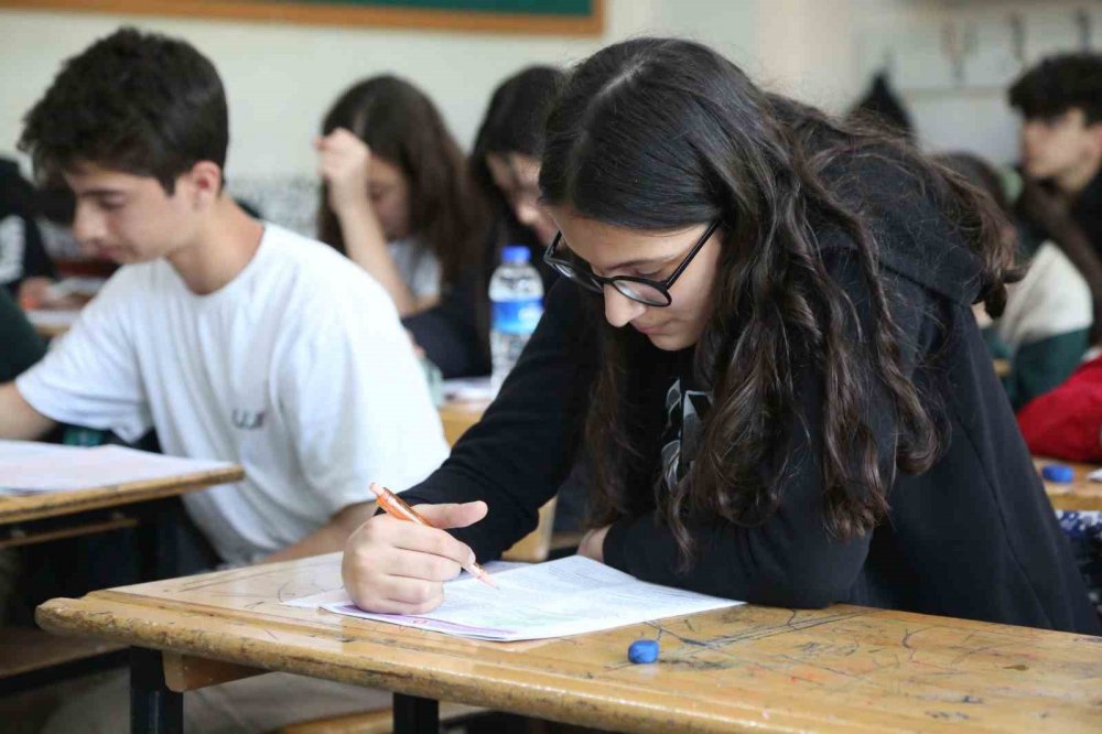 Konya'da 22 bin 548 öğrenci sınavda ter döktü