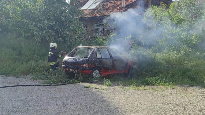 Konya'da park halindeki otomobil yandı