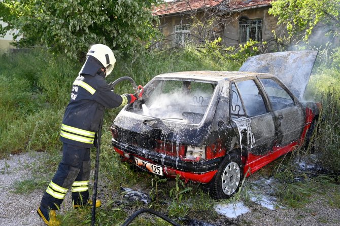Konya'da park halindeki otomobil yandı