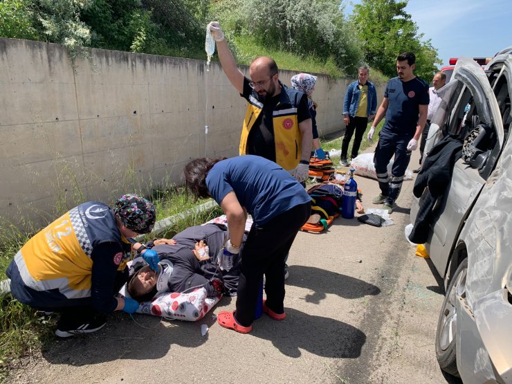 Ticari araç istinat duvarına çarptı: 1 ölü, 3 yaralı