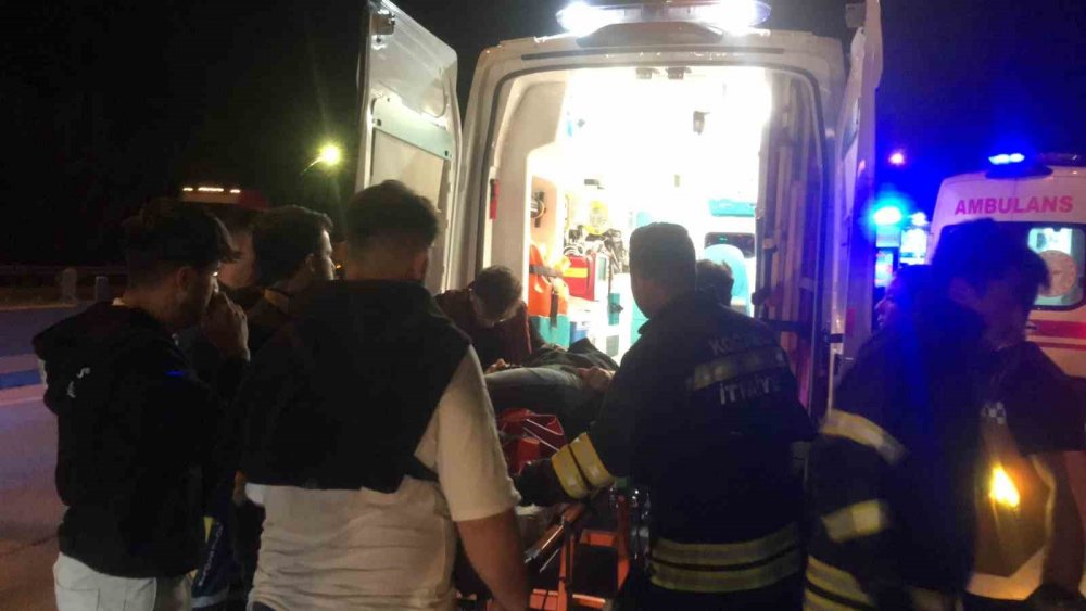 Tıra çarpan otomobilde sıkışan 4 yaralıyı itfaiye kurtardı