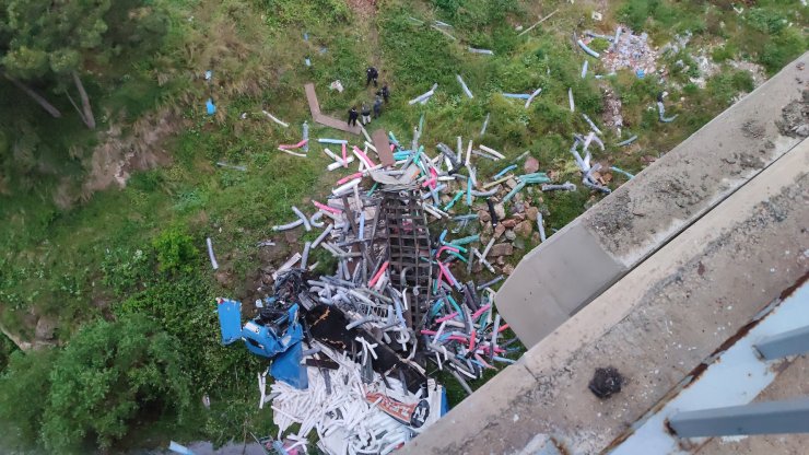 Viyadükten dere yatağına düşen TIR'ın şoförü hayatını kaybetti