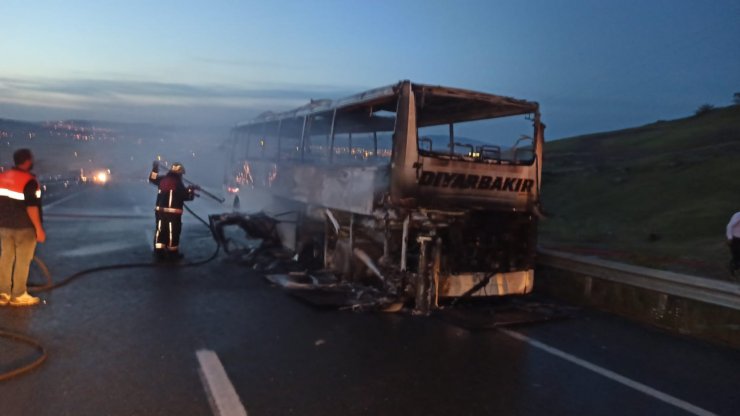 Yolcu otobüsü alev alev yandı