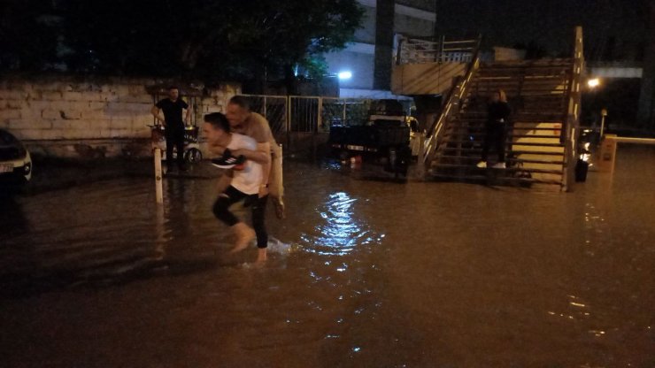 Balıkesir’de 30 dakikada sokaklarda su baskınları oluştu