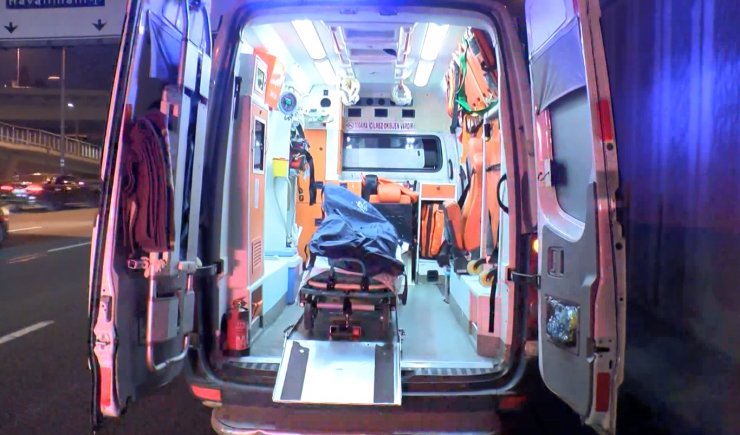 Emniyet şeridinde yürüyen yayaya çarpan otomobil kaçtı: 1 ölü