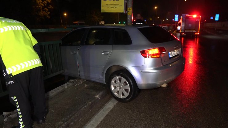 Kaza sonrası sürücüsünün kaçtığı otomobil, alt geçitte asılı kaldı