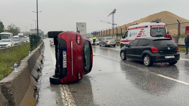 Su birikintisi sebebiyle kontrolden çıkan araç takla attı