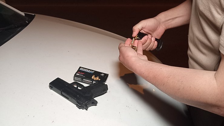 El bombasını, husumetlisiyle kavga eden kuzenine götürüyormuş