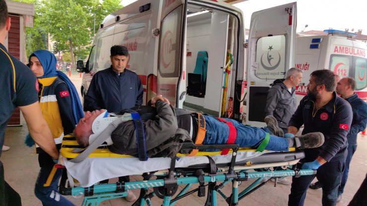 Kamyonun çarptığı servis minibüsündeki 7 işçi yaralandı