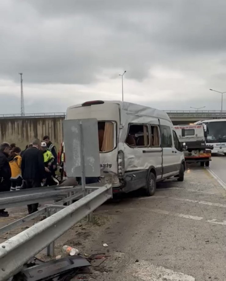 Kamyonun çarptığı servis minibüsündeki 7 işçi yaralandı