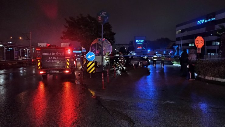 Otomobil, metro istasyonunun alt geçidine çarptı: 3 ölü 1 yaralı