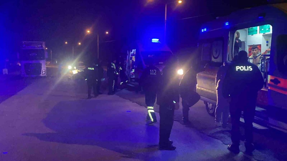 Alkollü ve ehliyetsiz sürücü yol kenarında duran tıra çarptı: 3 yaralı