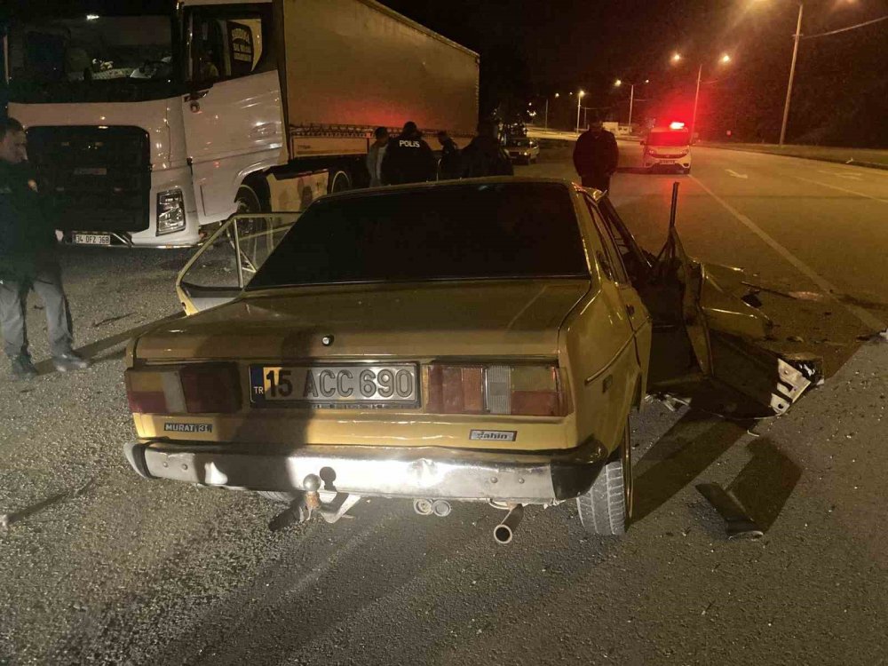 Alkollü ve ehliyetsiz sürücü yol kenarında duran tıra çarptı: 3 yaralı