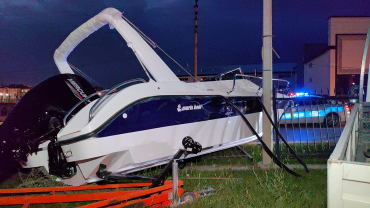 Kazada römorktan fırlayan tekne, demir korkulukları parçaladı