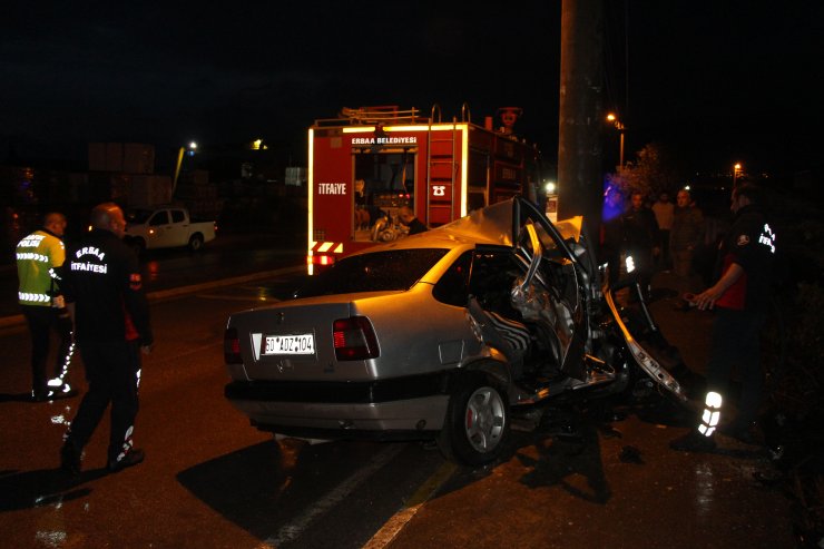 Otomobil, aydınlatma direğine çarptı: Yaralılar var