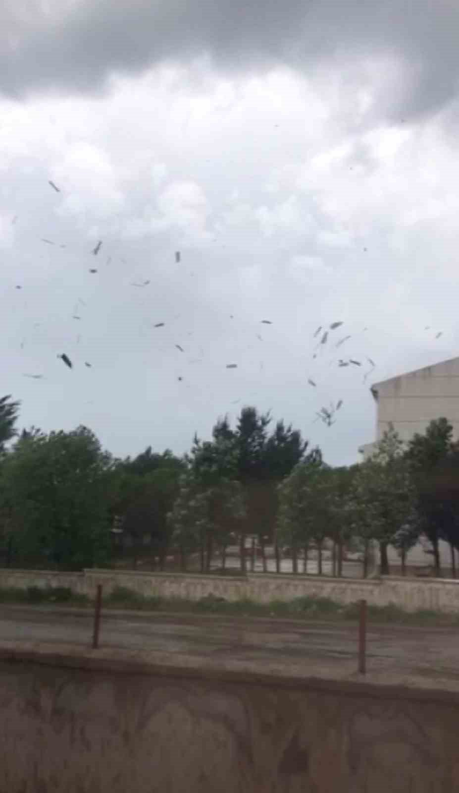 Hortum çatıları uçurdu