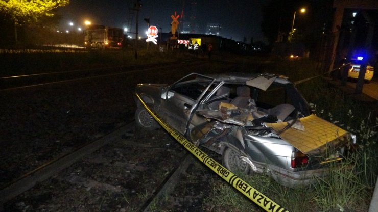Trenin çarptığı otomobilin sürücüsü şans eseri yaralanmadı