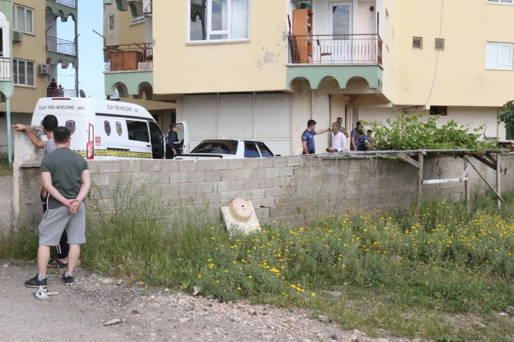 Uzaklaştırması olan koca, 4 çocuğunun da evde olduğu sırada eşini bıçakla öldürdü