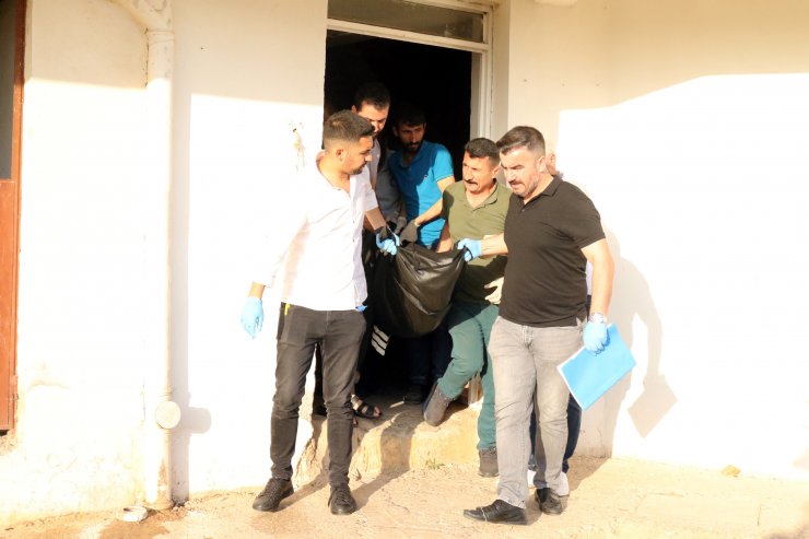 Uzaklaştırması olan koca, 4 çocuğunun da evde olduğu sırada eşini bıçakla öldürdü