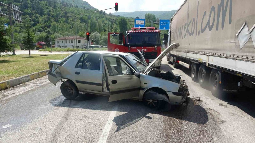 Bariyerlere çarpan aracın LPG tankı yola fırladı