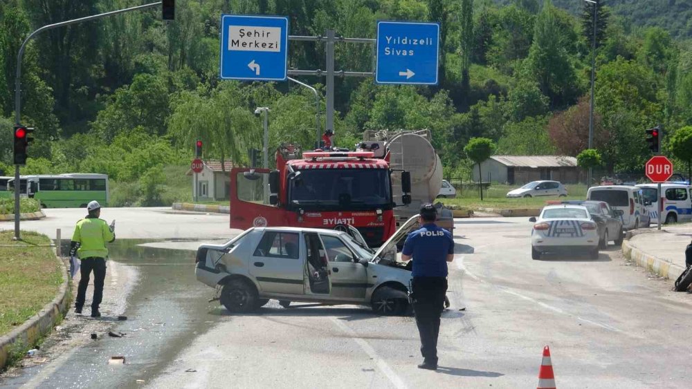Bariyerlere çarpan aracın LPG tankı yola fırladı