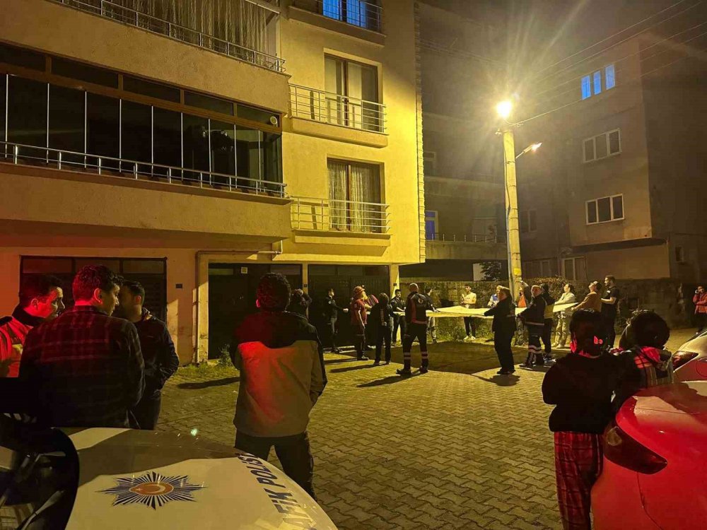 Çatıya çıkan vatandaşı ekipler ikna etti