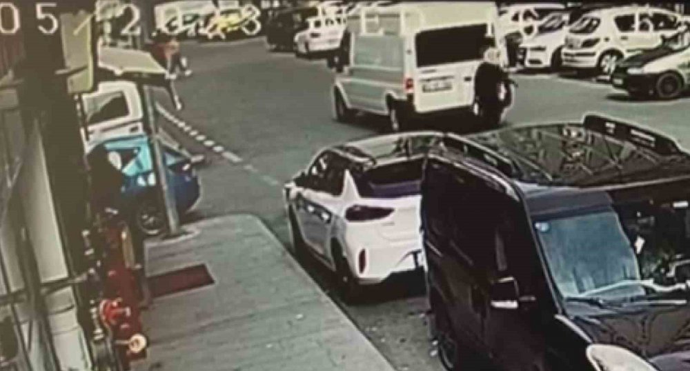 Dikkatsiz sürücü geri geri giderken yaşlı kadına çarptı