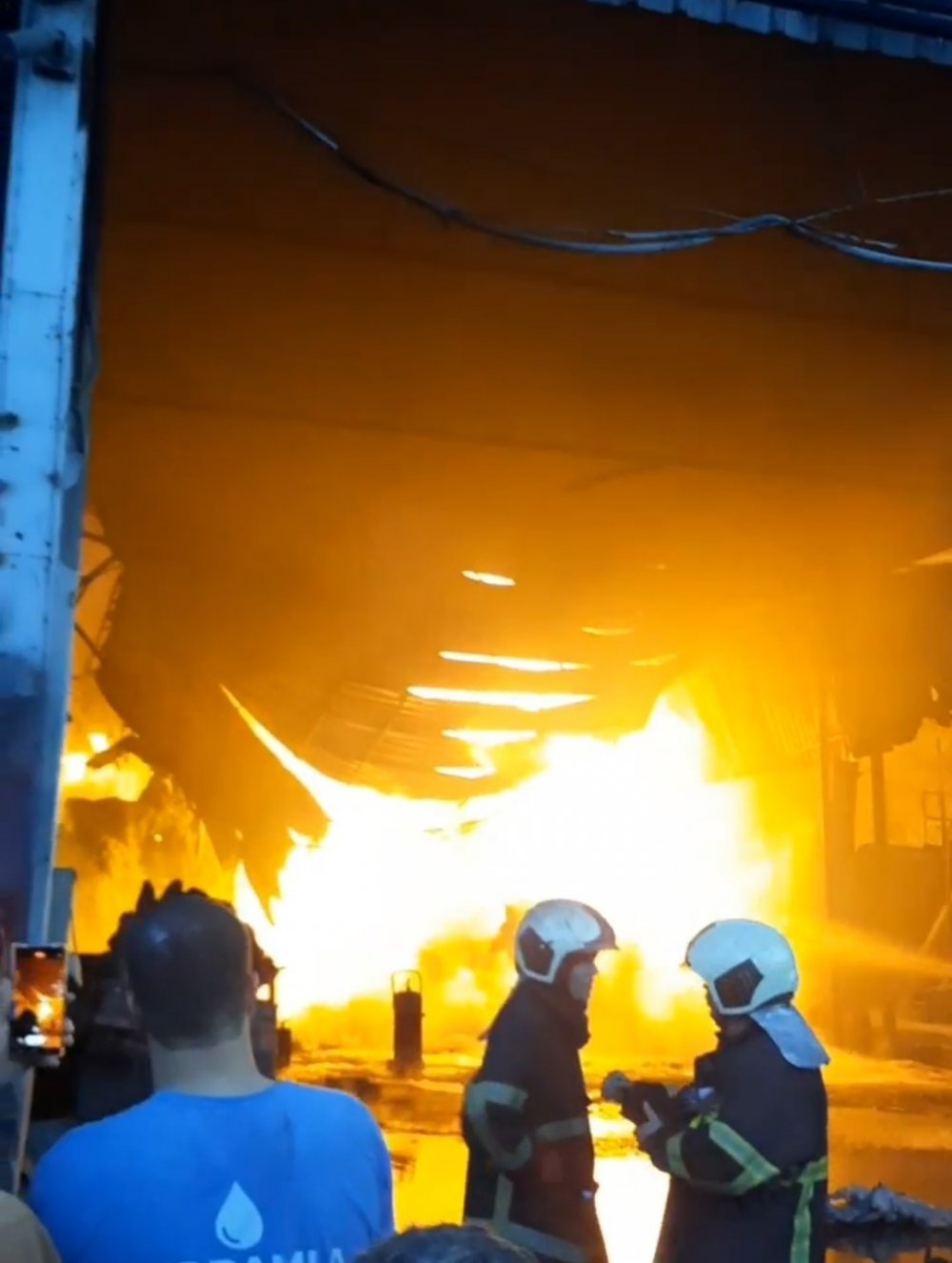 Geri dönüşüm fabrikasında yangın çıktı