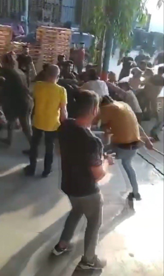 İşçilerden sopalı, taşlı ve sandıklı kavga