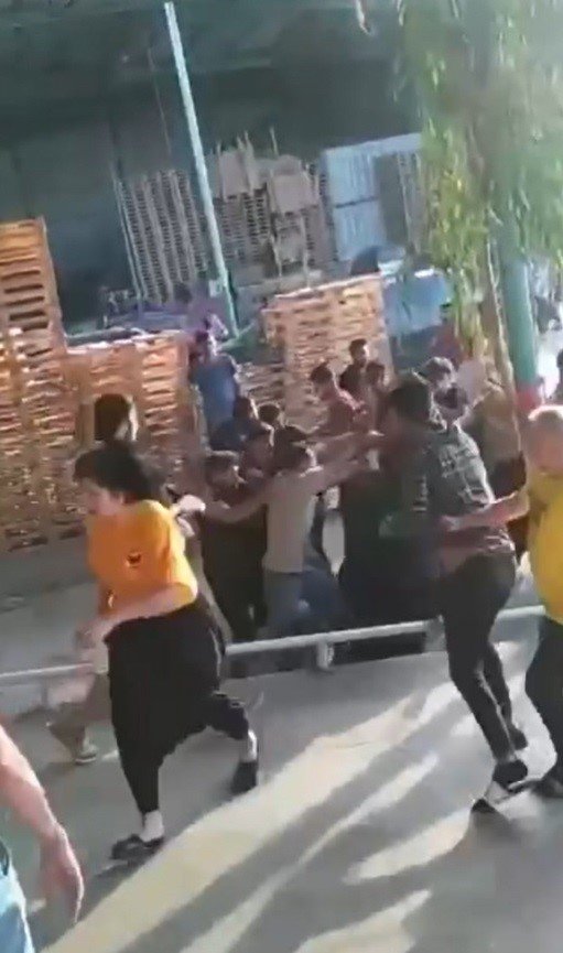 İşçilerden sopalı, taşlı ve sandıklı kavga