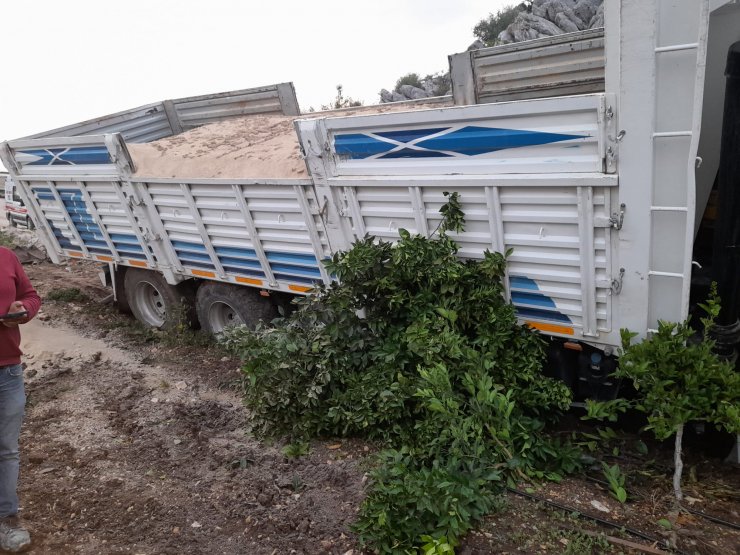 Kamyon şarampole düştü; şoför direksiyon başında ölü bulundu