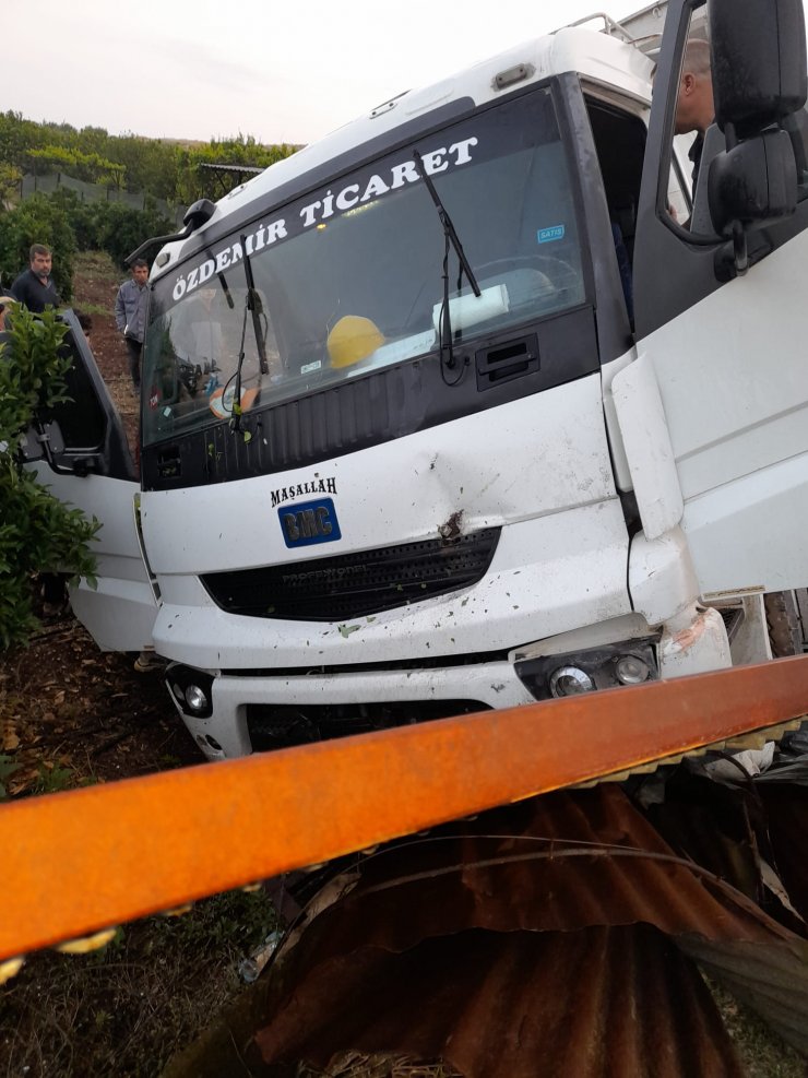 Kamyon şarampole düştü; şoför direksiyon başında ölü bulundu