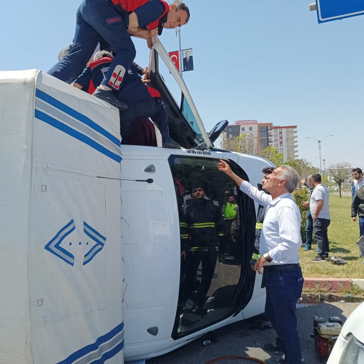 Kamyonet ile otomobil çarpıştı: 2'si çocuk 7 yaralı