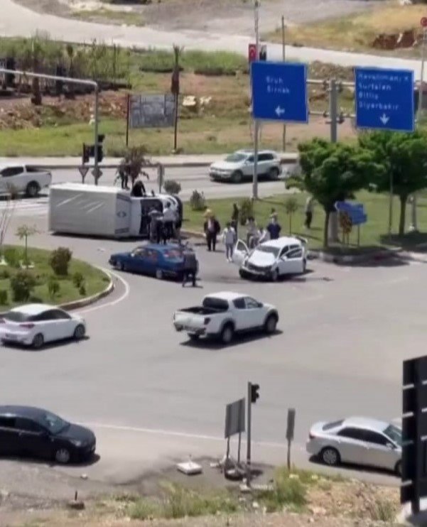 Kamyonet ile otomobil çarpıştı: 2'si çocuk 7 yaralı