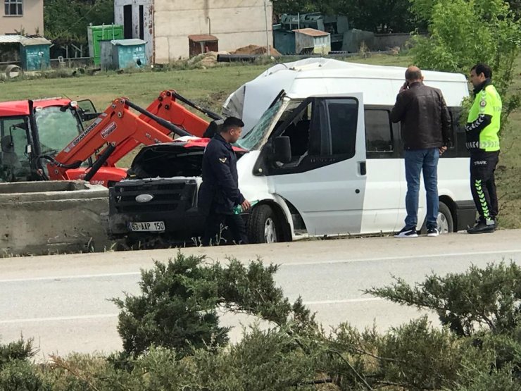 Konya'da feci kaza! Tarım işçisi ailenin minibüsü devrildi: 1 ölü, 3'ü çocuk 8 yaralı