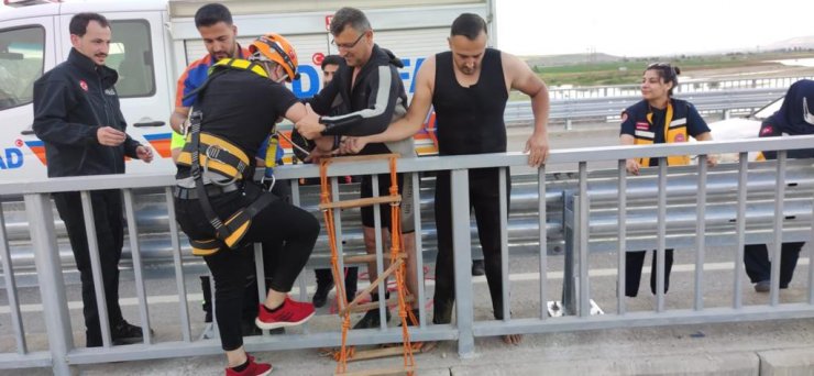 Mahsur kalan 25 piknikçiyi ekipler kurtardı