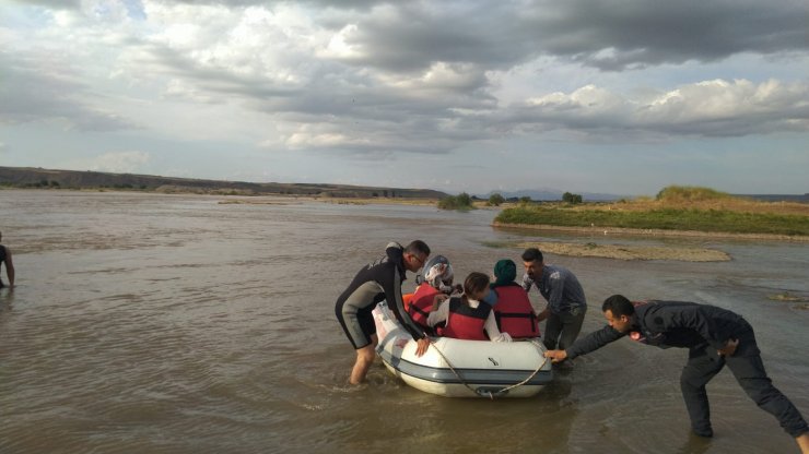 Mahsur kalan 25 piknikçiyi ekipler kurtardı