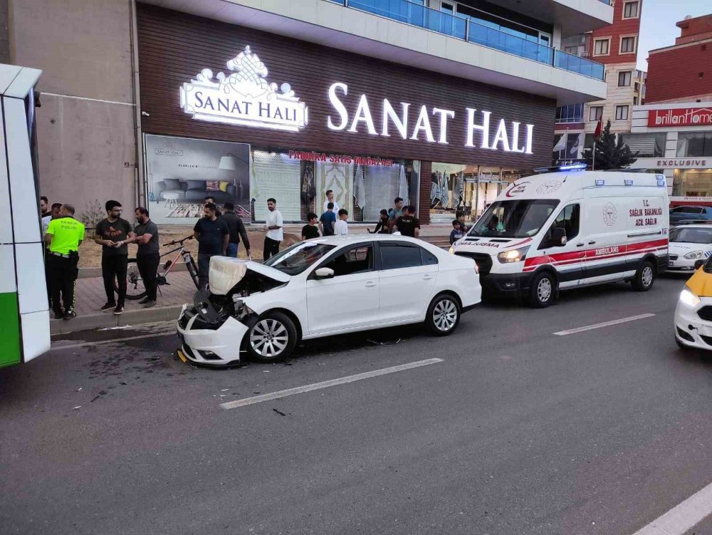 Otomobil belediye otobüsüne arkadan çarptı