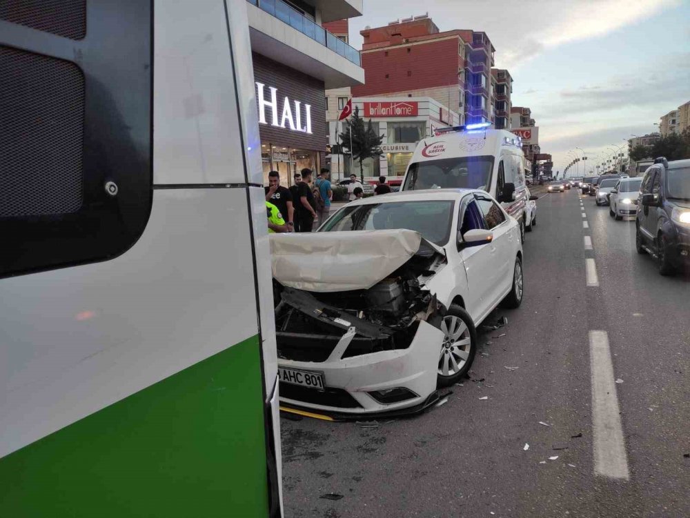 Otomobil belediye otobüsüne arkadan çarptı