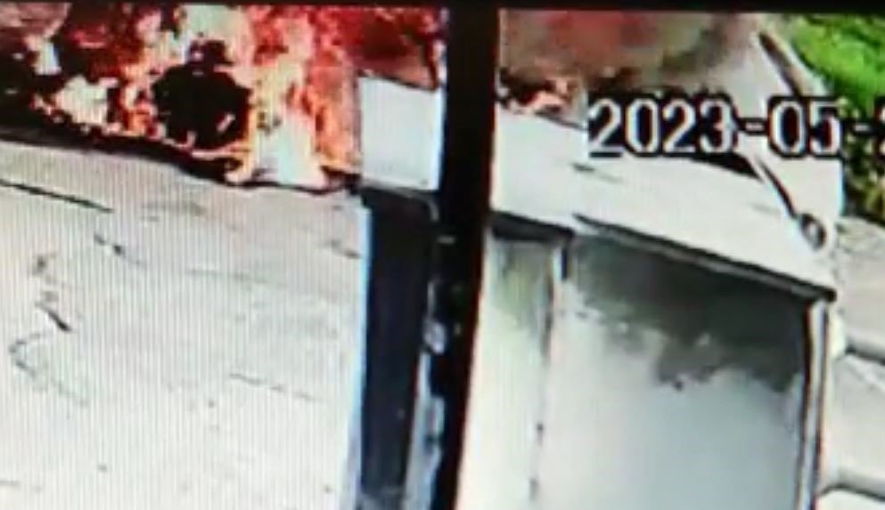 Park halindeki otomobil alev alev yandı