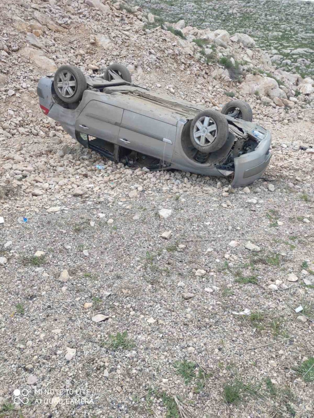 Yoldan çıkıp ters döndü: 5 yaralı