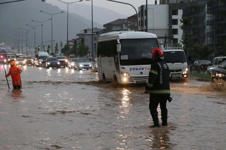 Denizli'de sağanak yağış etkili oldu