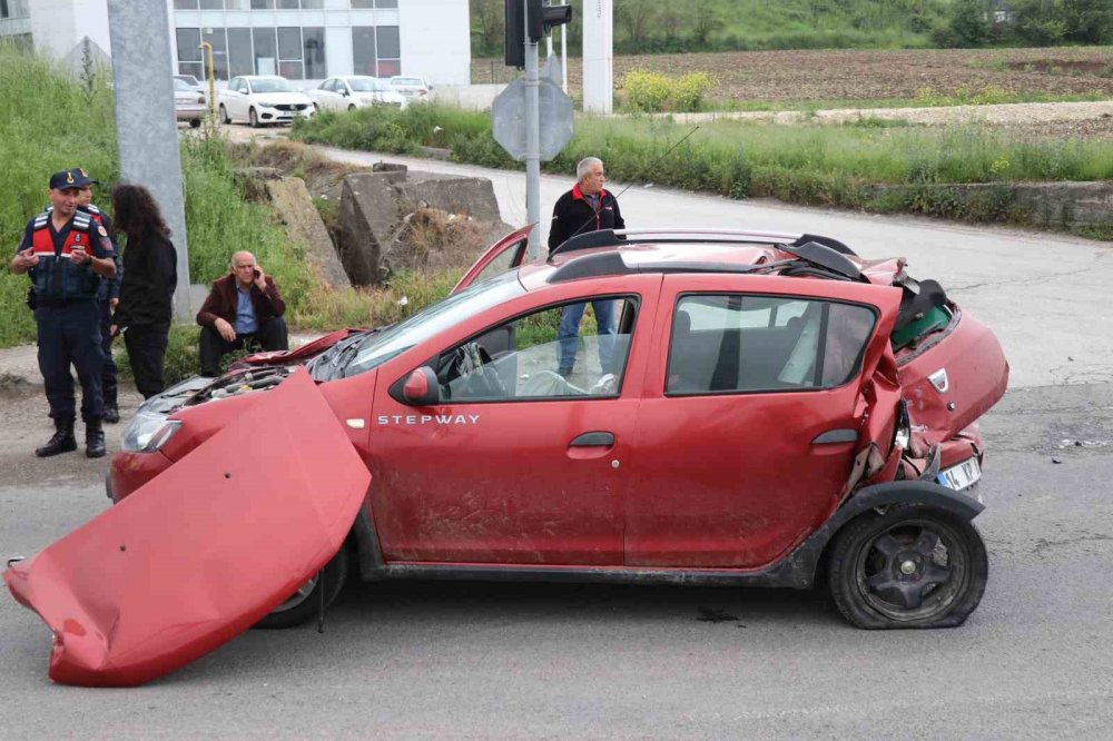 Kamyonu ışıklarda otomobile çarptı: 4 yaralı